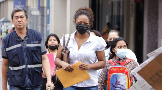 Imagen referencial de una mujer caminando en Guayaquil, en julio de 2022.