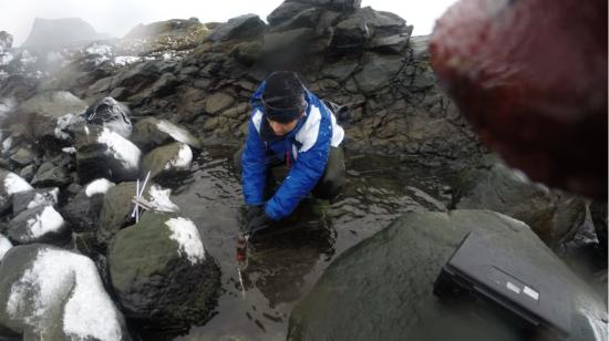 La científica Patricia Castilla haciendo mediciones en el agua, en la zona circundante a la estación ecuatoriana en la Antártida. 