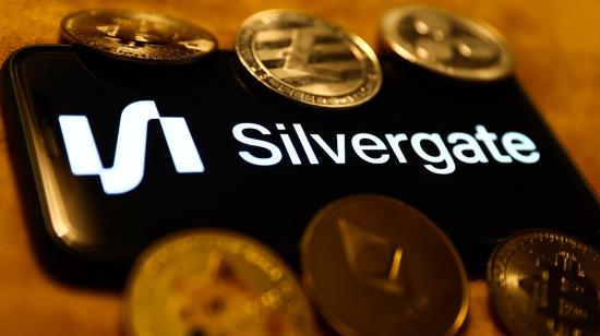 Logo del banco Silvergate Bank, junto a la criptomoneda bitcoin, el 29 de enero de 2023. 