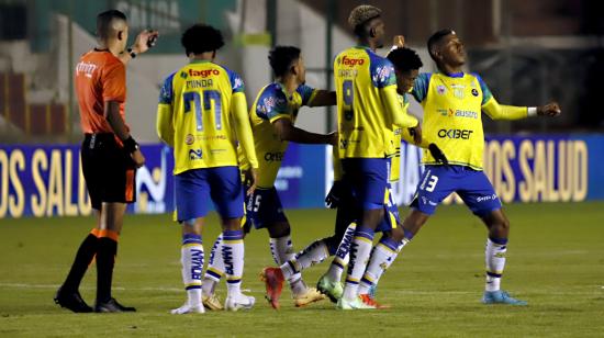 Los jugadores de Gualaceo celebran uno de los goles ante Orense, el viernes 17 de marzo, en la Fecha 3 de la LigaPro.