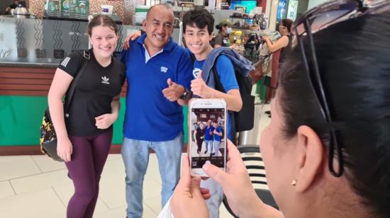 El periodista guayaquileño José Delgado, junto a dos admiradores el 6 de marzo de 2023.