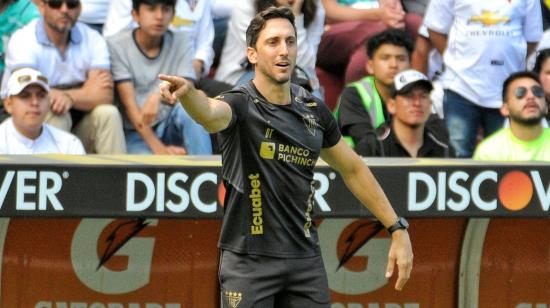 Luis Zubeldía, director técnico de Liga de Quito, durante un partido en el estadio Rodrigo Paz Delgado.