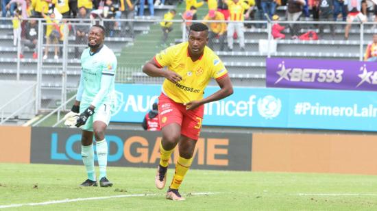 Jhon Jairo Cifuente, de Aucas, festeja uno de sus goles ante Universidad Católica en la Fecha 3, el 19 de marzo de 2023.