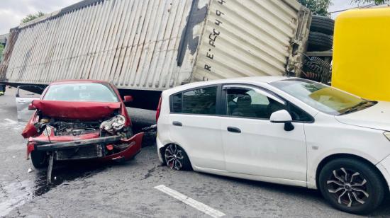 Un tráiler estuvo involucrado en el accidente múltiple en la Avenida Simón Bolívar. Quito, 10 de marzo de 2023