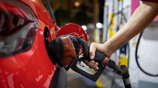 Un automóvil es abastecido de combustible, en Sao Paulo (Brasil). 