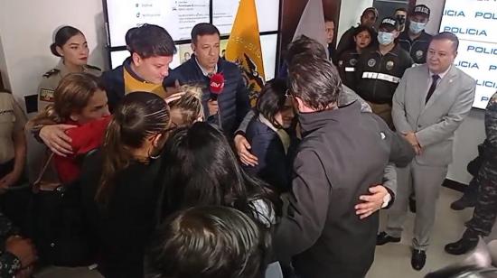 Momentos en que la pareja de esposos desaparecidos se reencuentran con sus familiares, Quito, el 13 de marzo de 2023. 