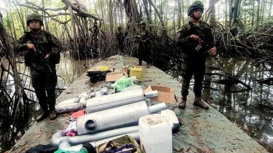 Fotografía cedida por el Ejército de Colombia, mostrando dos soldados sobre uno de los semisumergibles encontrados, el 12 de marzo de 2023. 