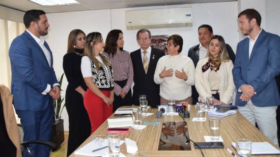 La presidenta Gina Aguilar y el vicepresidente Teddy Tama se reunieron con los consejeros electos del CPCCS.