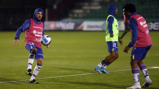 Los jugadores de Gualaceo y Orense entrenan previo al encuentro programado por la Fecha 3 de la LigaPro 2023, el 10 de marzo.