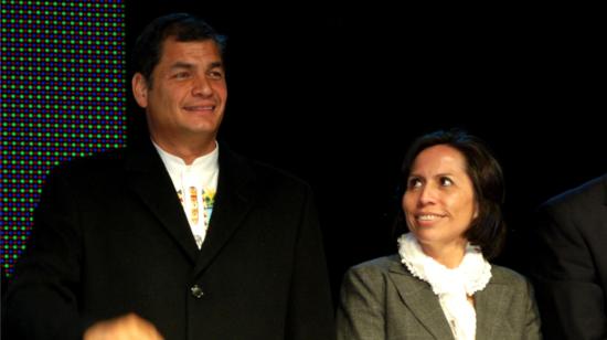 El 28 de septiembre de 2011, la ministra de Transporte, María de los Ángeles Duarte, y el presidente Rafael Correa, en un evento en Ibarra.