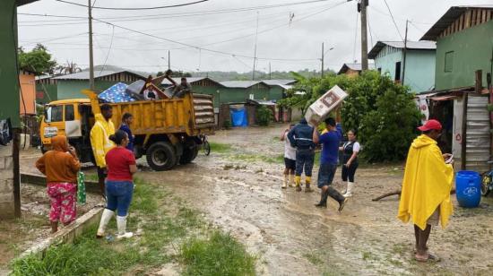 Familias perjudicadas por las lluvias en Manabí rescatan sus enseres, el 14 de marzo de 2023.