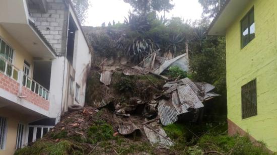 Imagen de la vivienda sepultada en Azuay, tras un deslave de tierra, el 14 de marzo de 2023. 