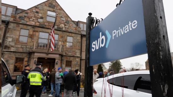 Vigilancia policial frente a una oficina del Silicon Valley Bank en Wellesley (Massachusetts)