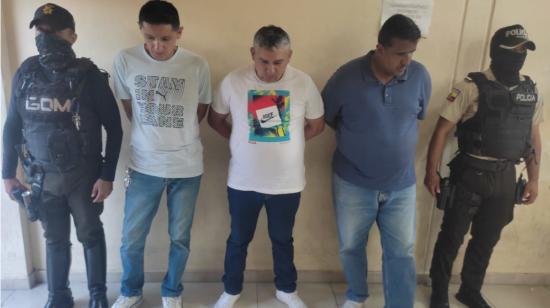 Tres de los integrantes de una banda de 'sacapintas', desarticulada en Guayaquil, el 15 de marzo de 2023. 