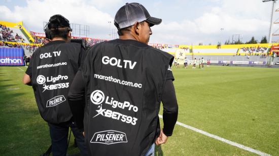 Camarógrafos de GolTV, durante el partido de Aucas vs. El Nacional de la LigaPro, el 26 de febrero de 2023.