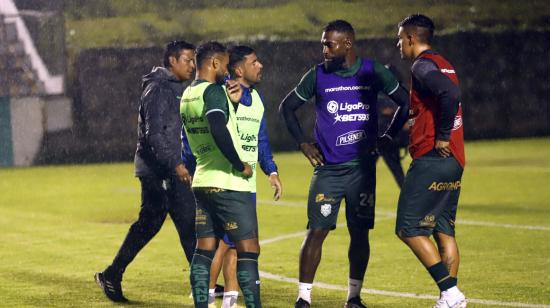 Los jugadores de Gualaceo y Orense previo al encuentro de la Fecha 3 de la LigaPro, que posteriormente fue suspendido, el viernes 10 de marzo de 2023.