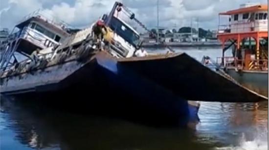 Momentos en que la gabarra, que transportaba vehículos, se volcó en un muelle de Guayaquil, el 16 de marzo de 2023. 