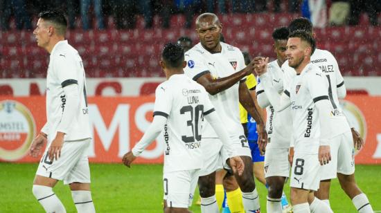 Los jugadores de Liga de Quito celebran un gol de Juan Luis Anangonó, el 7 de marzo de 2023.