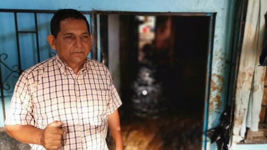 Néstor Guerrero, en el portal de su casa de San Eduardo, afectada por un deslave en Guayaquil.