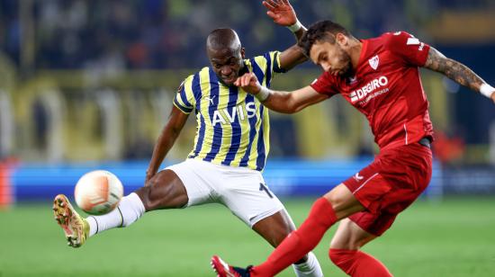 Enner Valencia, del Fenerbahçe, disputa una pelota con Alex Telles del Sevilla por la Europa League, el 16 de marzo de 2023.