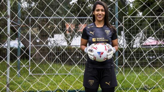 Irene Tobar luce el uniforme de Liga de Quito, en el Centro de Alto Rendimiento de Pomasqui, en marzo de 2023. 