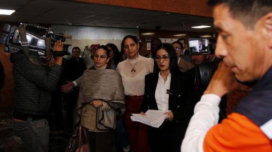 La asambleísta Viviana Veloz presentó el pedido de juicio político en contra del presidente Guillermo Lasso, el 16 de marzo de 2023, en la Secretaría de la Asamblea.