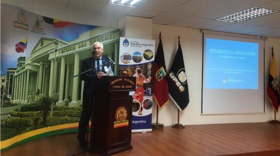 El embajador argentino en Ecuador, Gabriel Fuks, dictó una charla sobre integración en Carchi, el 1 de febrero de 2023.