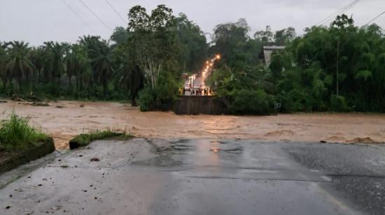 Imagen del puente destruido por el río Blanco, este 18 de marzo de 2023.