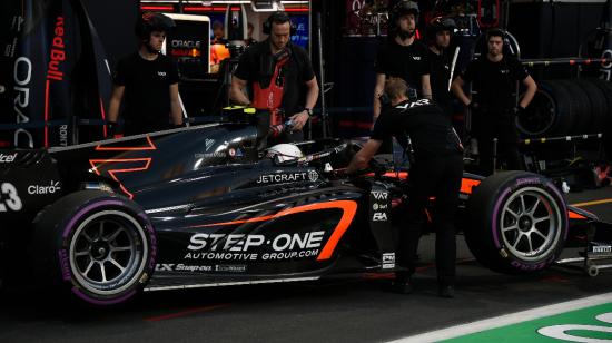 El piloto Juan Manuel Correa en los pits del Gran Premio de Arabia Saudita de la Fórmula 2, el 17 de marzo de 2023.