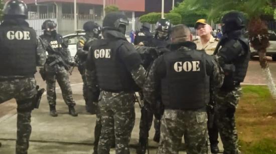 Agentes del GOE llegaron al Hospital Guasmo Sur de Guayaquil, tras una alerta de incursión armada la noche del 17 de marzo de 2023.