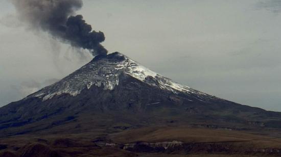 Imagen de la emisión de ceniza del volcán Cotopaxi, este 19 de marzo.