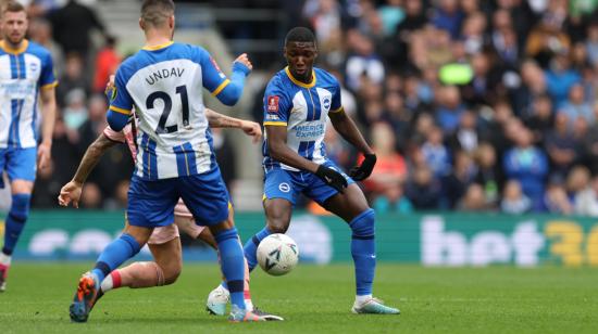 El ecuatoriano, Moisés Caicedo, domina una pelota en el partido del Brighton ante Grimsby Town, por la FA Cup.