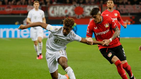 Piero Hincapié, del Bayer Leverkusen, disputa un balón con Kingsley Coman, del Bayern Munich, el 19 de marzo de 2023.