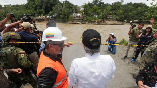 El presidente Guillermo Lasso escucha una evaluación de la situación en el río Bravo, en La Concordia.