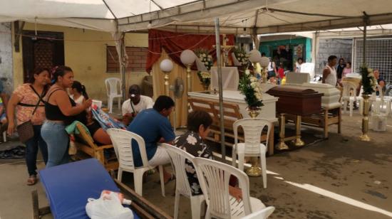 Los cuerpos de dos niños y de una adulta mayor fueron velados en Puerto Bolívar, El Oro, el 19 de marzo de 2023.
