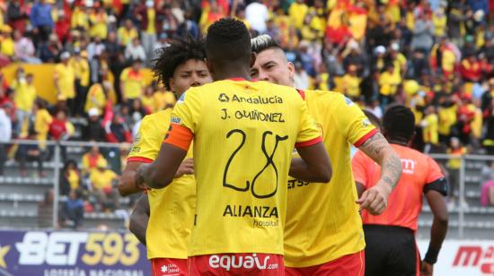 Los jugadores de Aucas hablan durante el partido ante U. Católica, el 19 de marzo de 2023.