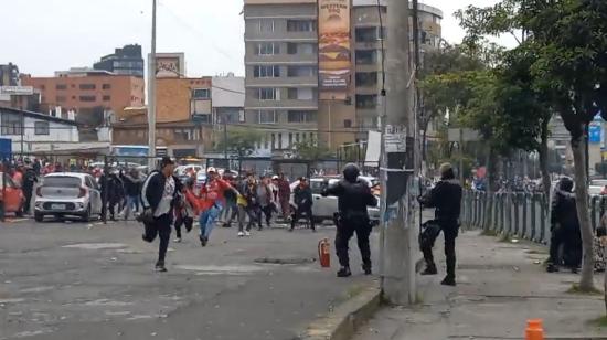 Hinchas de El Nacional y de Liga se enfrentan afuera del estadio Atahualpa, previo al encuentro de la Fecha 3, el 19 de marzo de 2023.