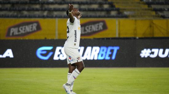 Renato Ibarra levanta los brazos luego de su gol anotado en el partido Liga vs. El Nacional, por la Fecha 3, el 19 de marzo de 2023.