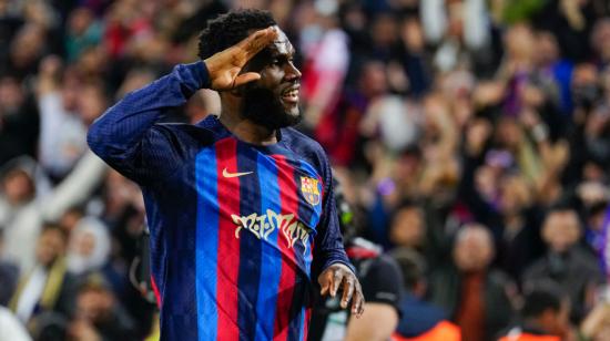 El centrocampista del FC Barcelona, Franck Kessié, celebra el segundo gol del equipo durante el encuentro ante el Real Madrid, el 19 de marzo de 2023.