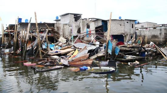 Cinco casas colapsaron en Puerto Bolívar, en El Oro, tras el terremoto de 6,5 grados registrado el 18 de marzo de 2023 en Ecuador.