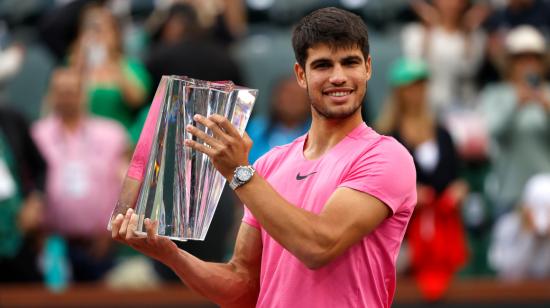 Carlos Alcaraz de España sostiene el trofeo del campeonato después de derrotar a Daniil Medvedev de Rusia en la final de Indian Wells, el 19 de marzo de 2023.