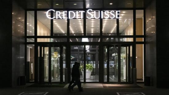 Entrada con logo en un edificio del banco Credit Suisse en Zurich-Oerlikon, Suiza, 22 de febrero de 2022.