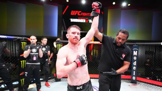 El peleador Cory Sandhagen festeja su triunfo ante Song Yadong en la UFC.