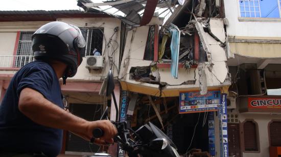 Una casa de siete pisos que se desplomó, en las calles Juan Montalvo y Sucre, del cantón Pasaje, provincia de El Oro, por el terremoto del 18 de marzo de 2023. Foto del 20 de marzo.  