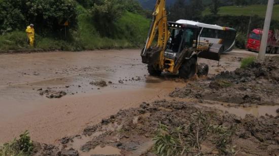 La vía Cuenca-Girón-Pasaje tiene varios tramos críticos. Imagen del martes 14 de marzo de 2023. 