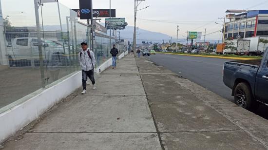 Ciudadanos en Ambato caminan por una calle, en el noveno día de paro de transportes, el 21 de marzo de 2023. 