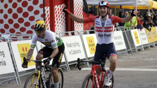 Giulio Ciccone levanta los brazos después de ganar la Etapa 2 de la Volta Catalunya, el 21 de marzo de 2023.