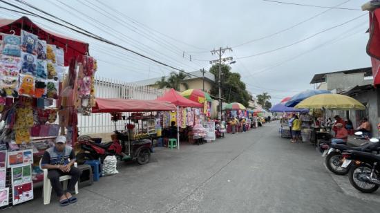 Imagen referencial. Vendedores informales en los exteriores de la Maternidad del Guasmo. Guayaquil, 18 de julio de 2022.