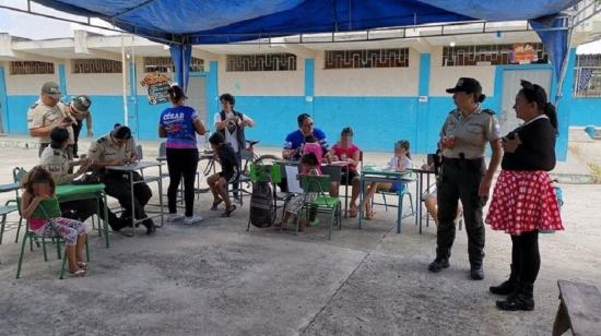 Niños de familias damnificadas realizan actividades lúdicas en la escuela escuela John F. Kennedy del cantón Pasaje, habilitada como albergue tras el terremoto. 