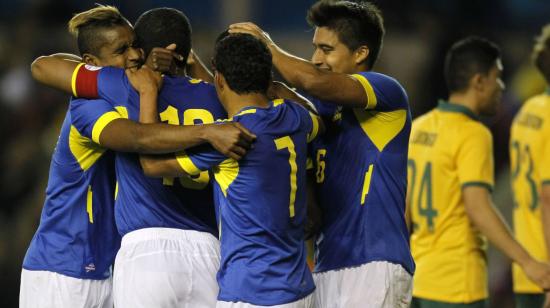 Los jugadores de Ecuador festejan en el partido ante Australia, en Londres, el 5 de marzo de 2014. 